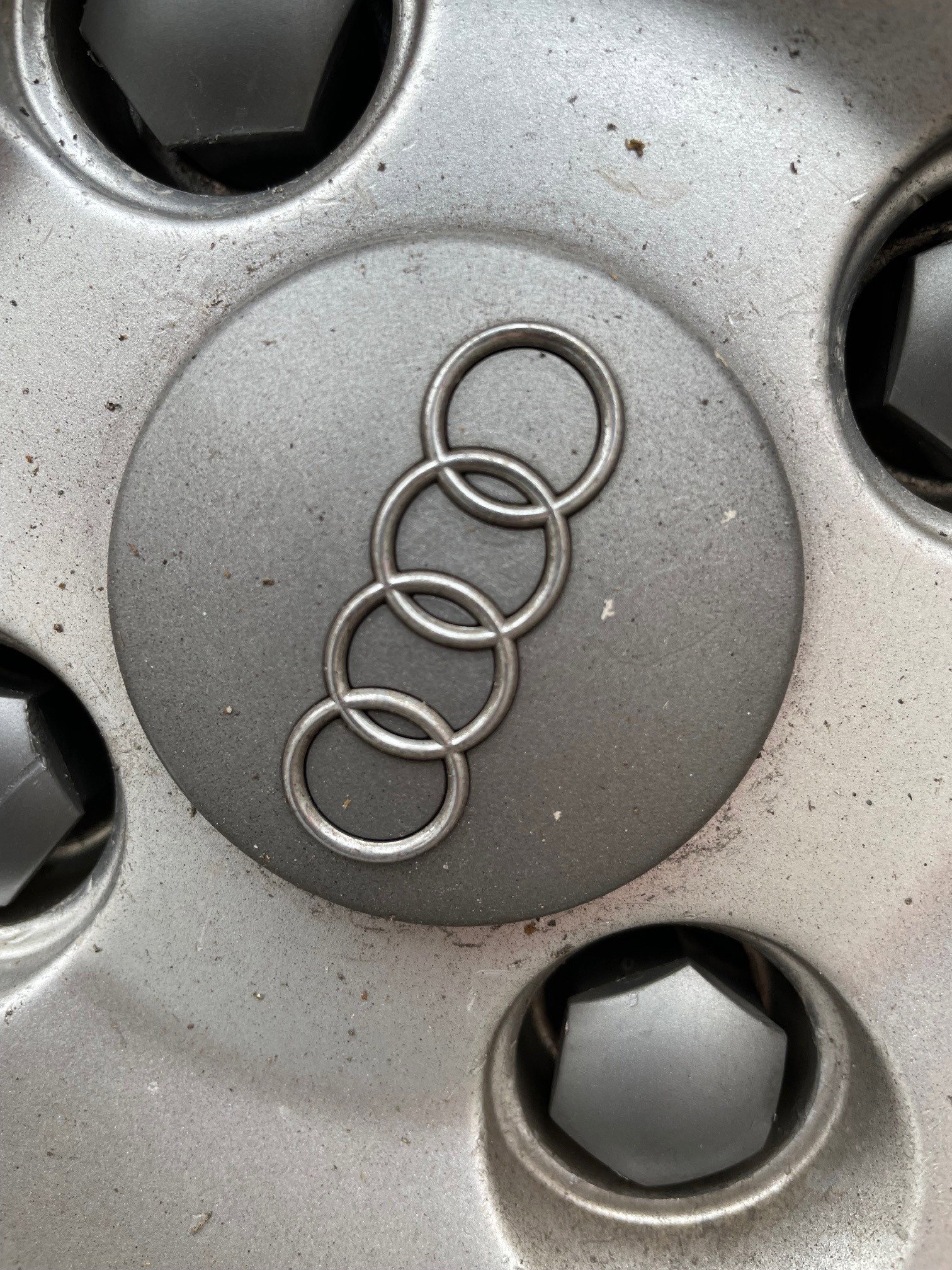 Wheel hub cap
