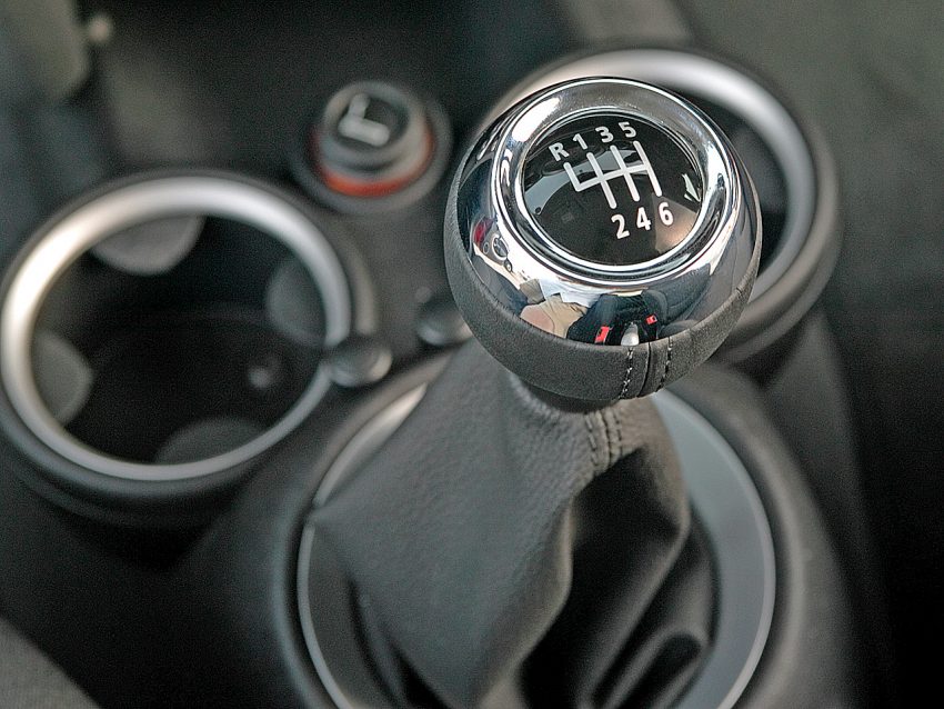 Manual gearbox (6 gears)